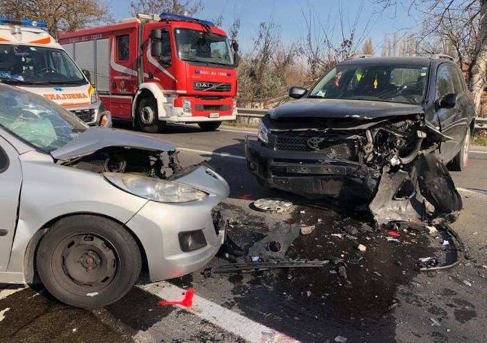 Fiorano, schianto frontale: due feriti