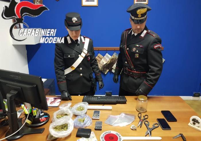 Spacciavano marijuana a studenti: arrestati due giovani