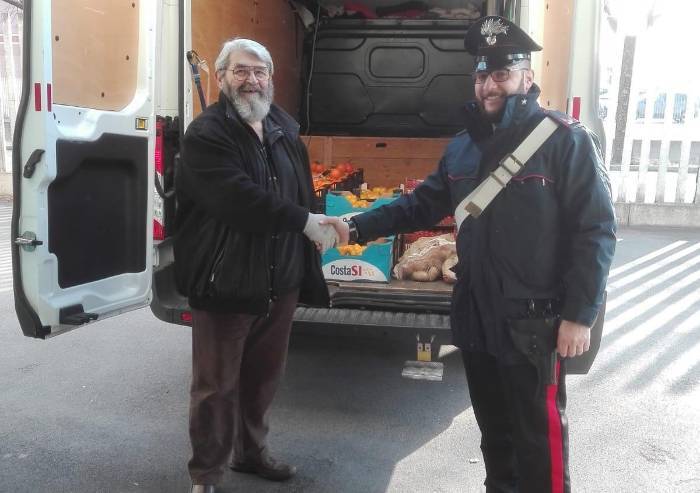 Mirandola, carabinieri regalano ortaggi sequestrati a Porta aperta