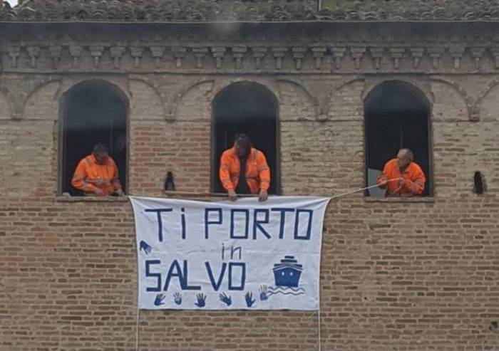 Spilamberto, striscione anti-Salvini sul Torrione