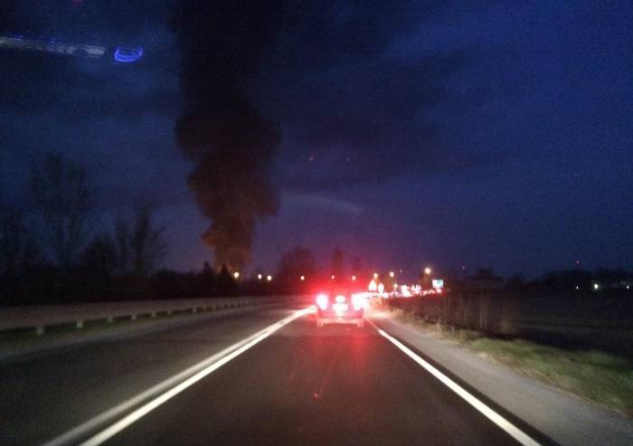 Una enorme nuvola di fumi tossici sulla città