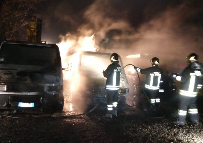 Carpi, distrutto dalle fiamme nella notte un furgone