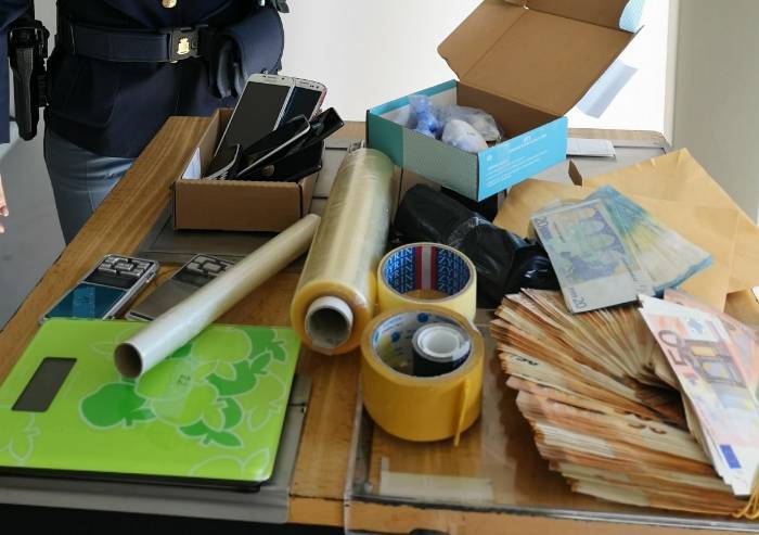 Spaccio, arrestata coppia di albanesi: in casa oltre 20mila euro in contanti