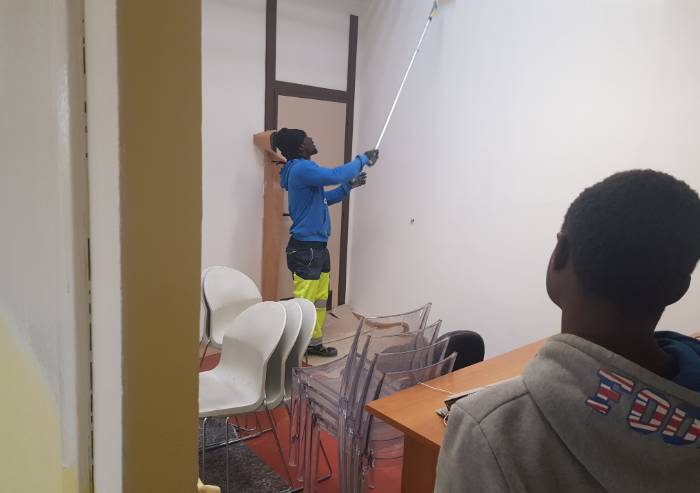 Richiedenti asilo tinteggiano la casa della Solidarietà di Modena