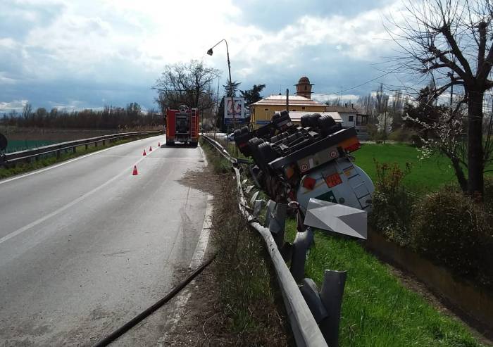 Carpi, cisterna piena di alcol etilico fuoristrada: Provinciale chiusa