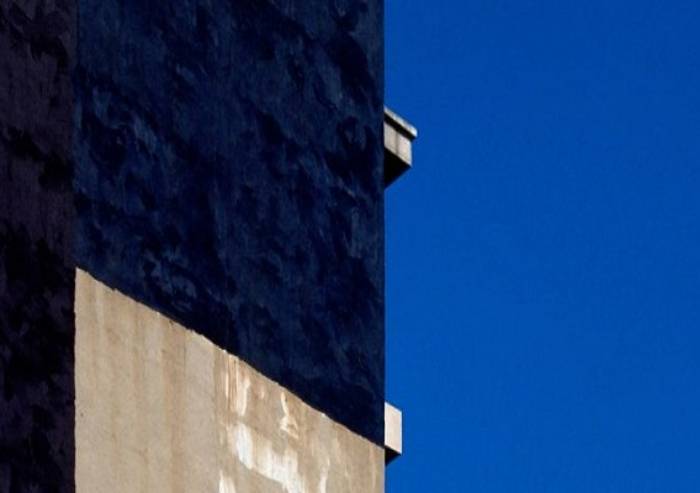 Ladri e vandali al Mata, rubate foto di Franco Fontana