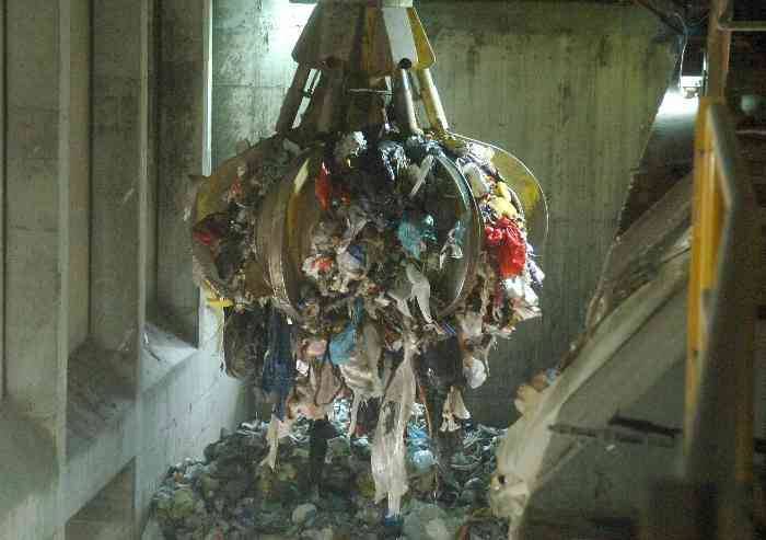 Boom di rifiuti speciali all'inceneritore, sforato del 20% il limite consentito