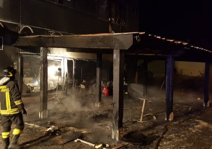 San Prospero, rogo distrugge un bar nella notte: ipotesi dolo