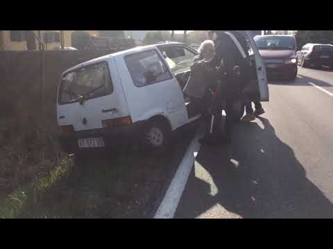 Carpi, fuori strada con l'auto: i carabinieri soccorrono due 90enni
