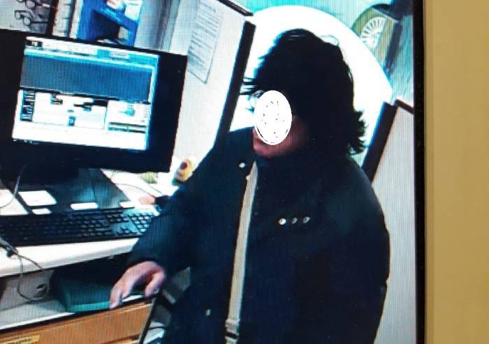 Rapinatore 60enne con parrucca fa irruzione in farmacia