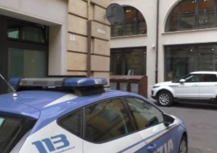 Ruba in negozio, lo danneggia e colpisce poliziotto: arrestato