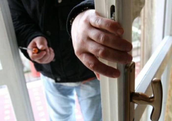 Cambia la serratura, scopre che la casa è occupata..da un clandestino