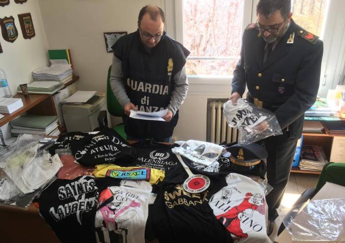 Carpi, sequestrati 2500 capi di abbigliamento contraffatti