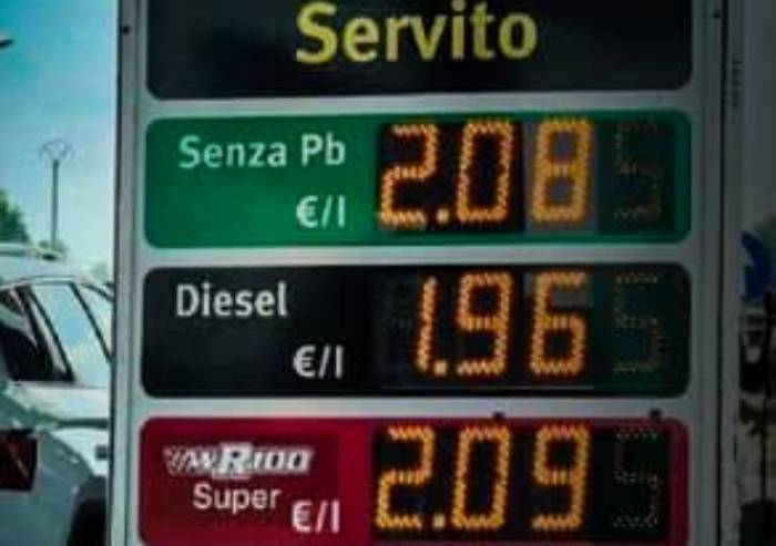 Benzina supera 2 euro, Salvini prometteva tagli. Bonaccini infierisce