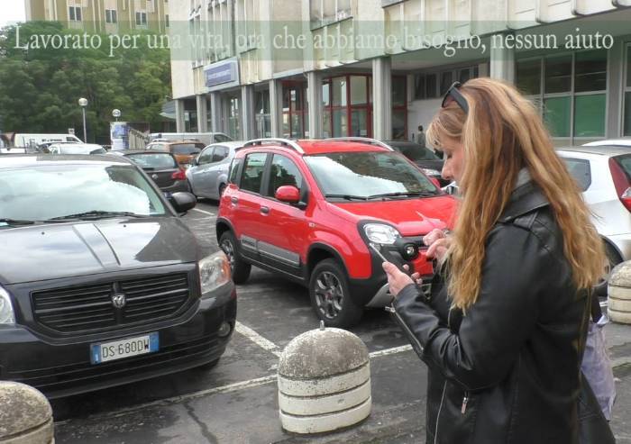 'Non abbandonerò i miei genitori malati, abbiamo lavorato una vita, il Comune ci aiuti a non avere bisogno'