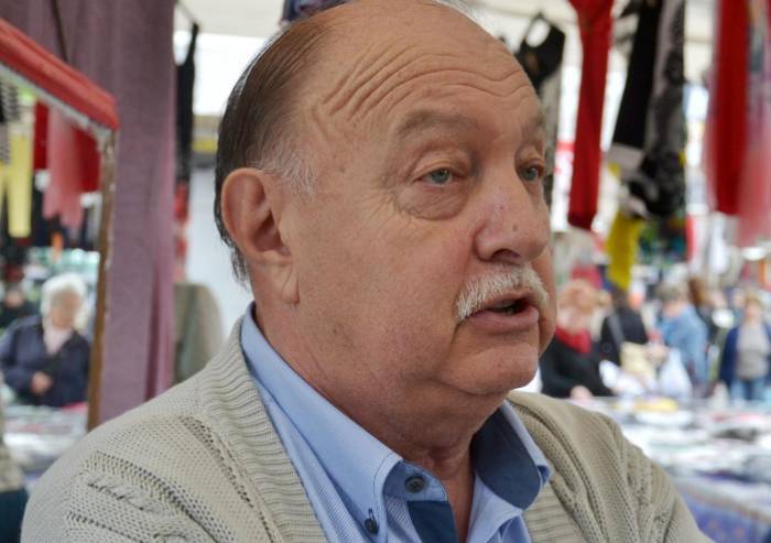 Via la merce usata dal tradizionale mercato del lunedì al Novi Sad