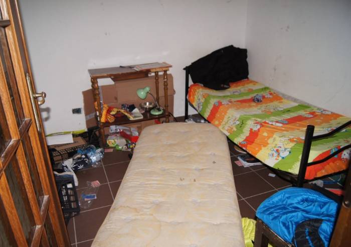 Mirandola, scovati dormitori abusivi in un laboratorio tessile