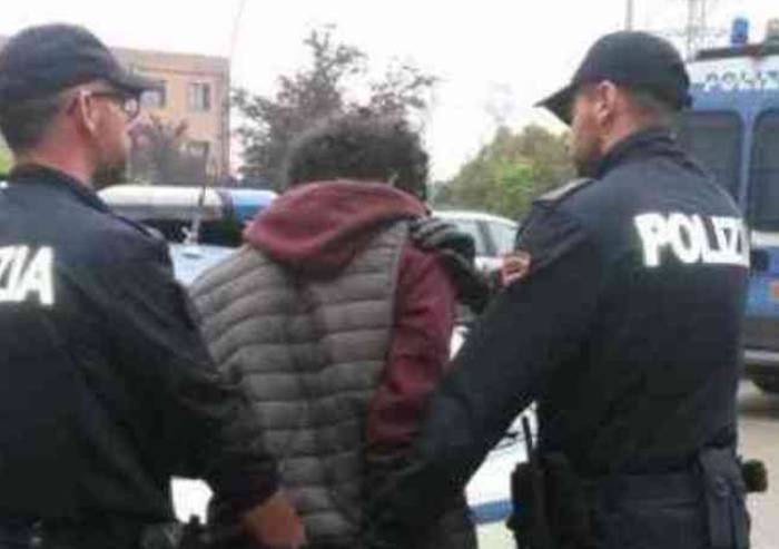 Nascondono droga tra cespugli e panchine: due arresti al parco Pertini