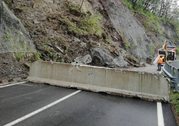 Sestola, frana sulla SP 324, strada chiusa