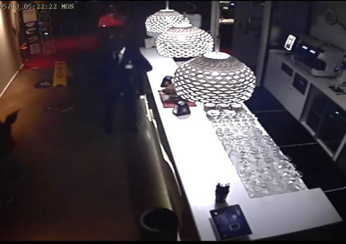 La polizia municipale arresta rapinatore in fuga