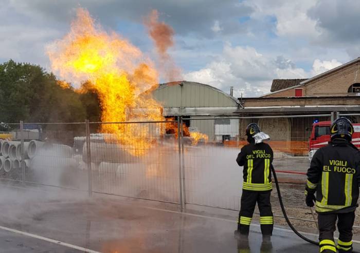 Condotta gas tranciata: fiamme libere alla cantina di Sorbara
