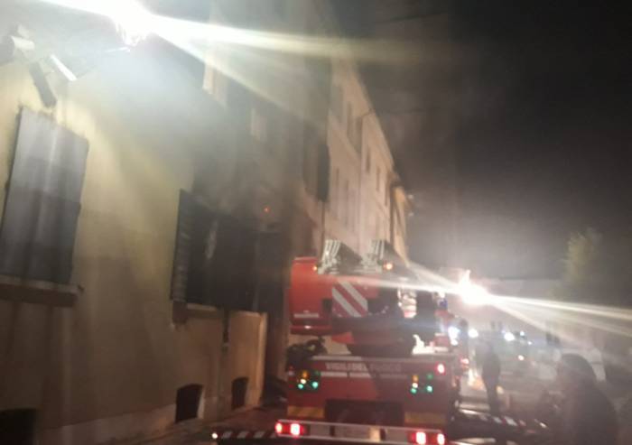 Mirandola, rogo polizia municipale: già arrestato uno straniero