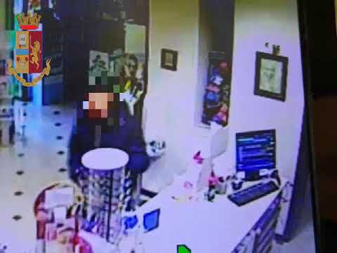 Rapinò due farmacie in centro storico: arrestato