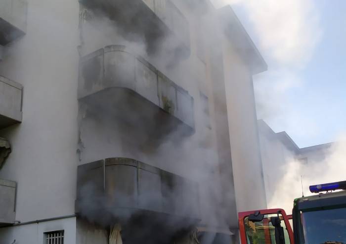 Carpi, rogo distrugge laboratorio maglieria: feriti lievi