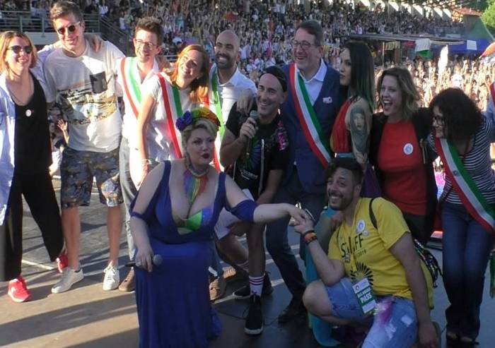 In 15.000 per Modena Pride, festa di colori e musica, ma il PD stona