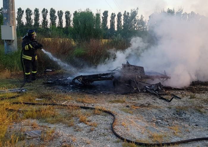 San Matteo, rogo distrugge roulotte a due passi dal campo nomadi abusivo