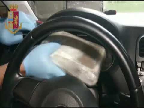 Al posto del contagiri, 40.000 euro ed un chilo di cocaina