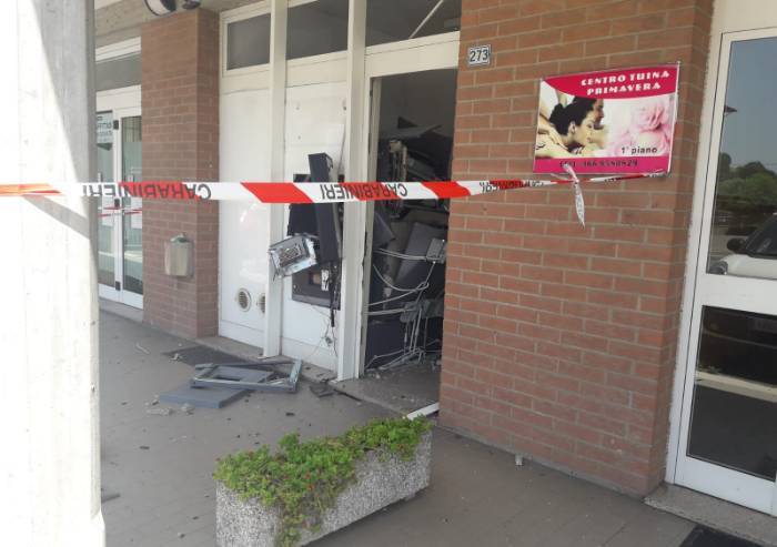 Maranello, fanno esplodere il bancomat nella notte