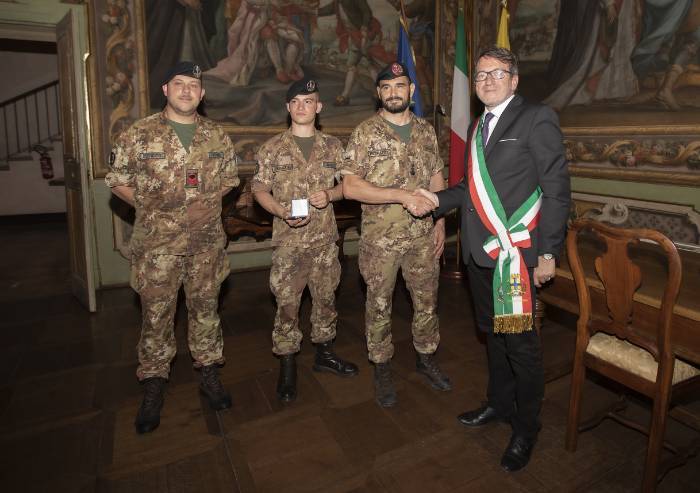 Salvarono bimba di 10 mesi, militari ringraziati dal sindaco