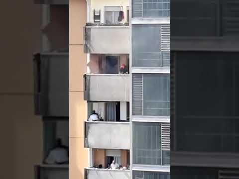 Incendio in casa, vigili del fuoco salvano due bimbi della Guinea