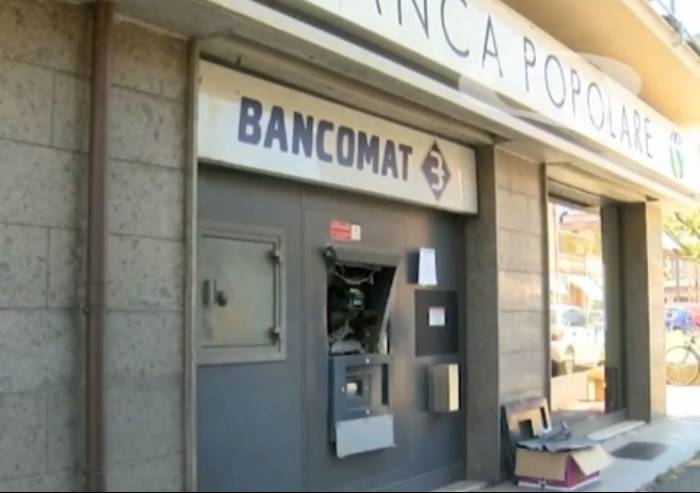 Fanno saltare il bancomat con l'esplosivo, rubano e fuggono