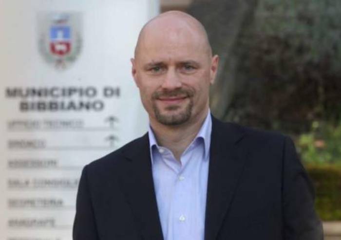 Caso affidi, il sindaco di Bibbiano si autosospende dal PD