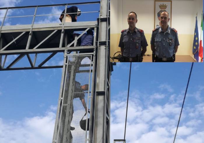 Carabinieri sul traliccio ferroviario salvano donna disperata