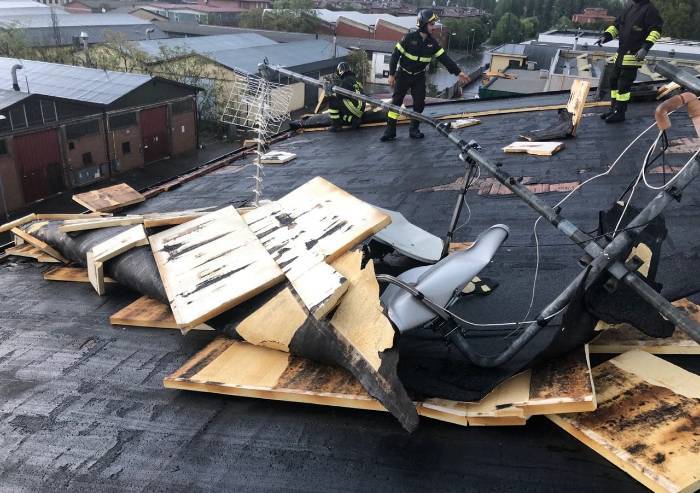 Pioggia e vento forte su Modena, gran rischio in via Peri