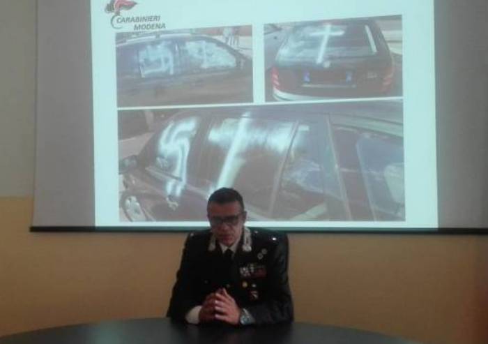 Nessun movente razzista per l'auto imbrattata con svastiche: denunciato il vicino di casa litigioso