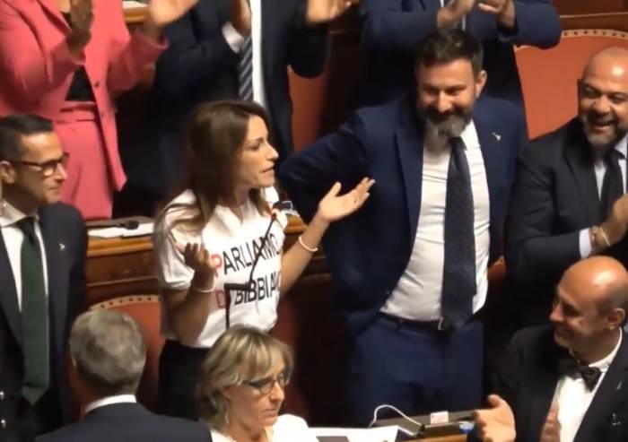 La Borgonzoni in Senato mostra la maglia 'Parliamo di Bibbiano'