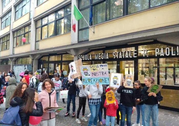 'Giù le mani dalla nostra ricreazione': flash mob alle Paoli