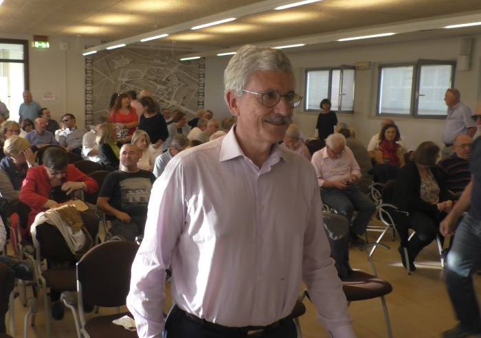 D'Alema si presenta da Prof e riempie la sala Pucci