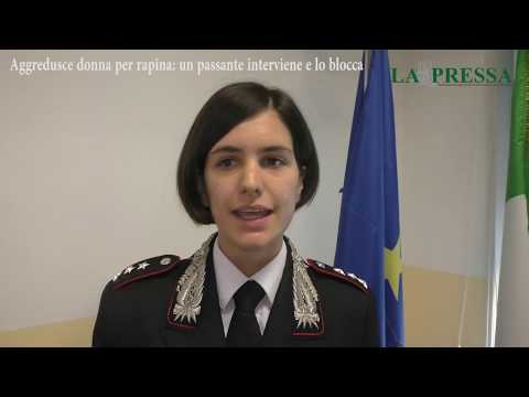 Tenta di rapinare una donna in centro, un passante lo blocca e lo fa arrestare