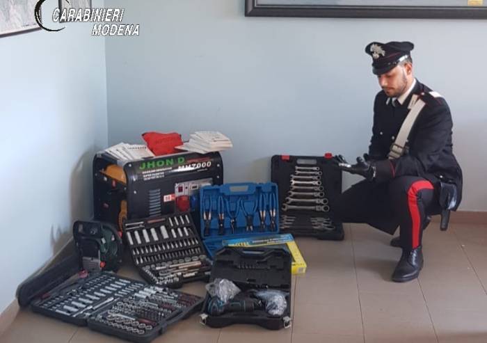 Pavullo, bancarella con attrezzi senza marchio CEE tutto sequestrato