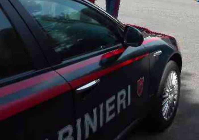 Fingono tamponamento e rubano l'auto a una 79enne