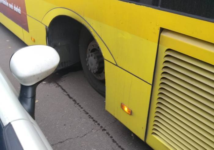 Il bus perde una ruota, paura sulla linea 12, sindacati preoccupati