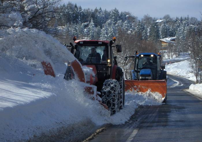 Neve in Appennino, mezzi spargisale in azione