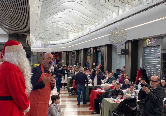Pranzo Natale degli anziani alla Rotonda: Bonaccini cameriere-oratore
