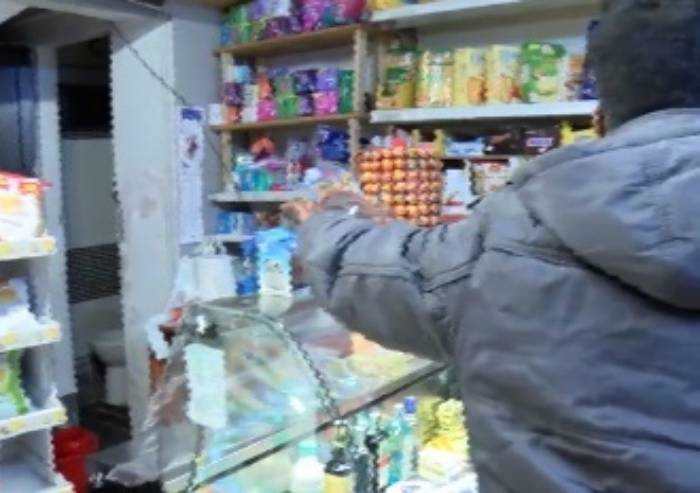 Ruba birre, poi aggredisce negoziante e poliziotti: arrestato in centro