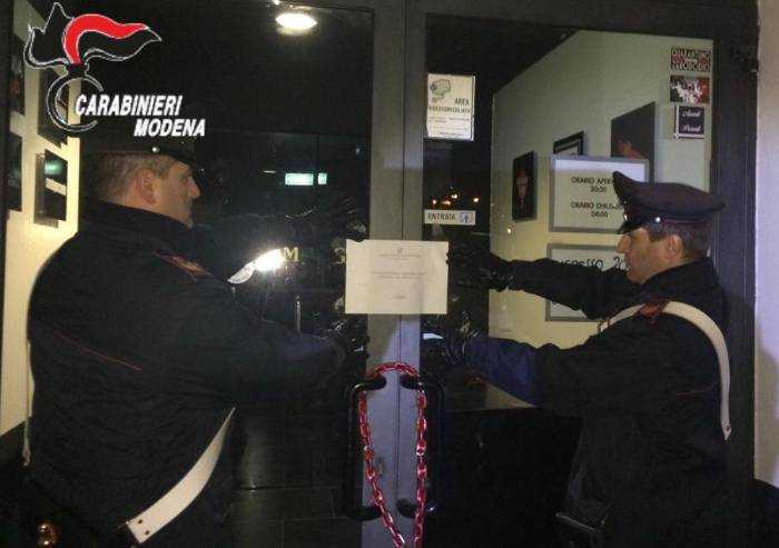 Ingresso vietato e somministrazione alcool a minori: chiuso locale